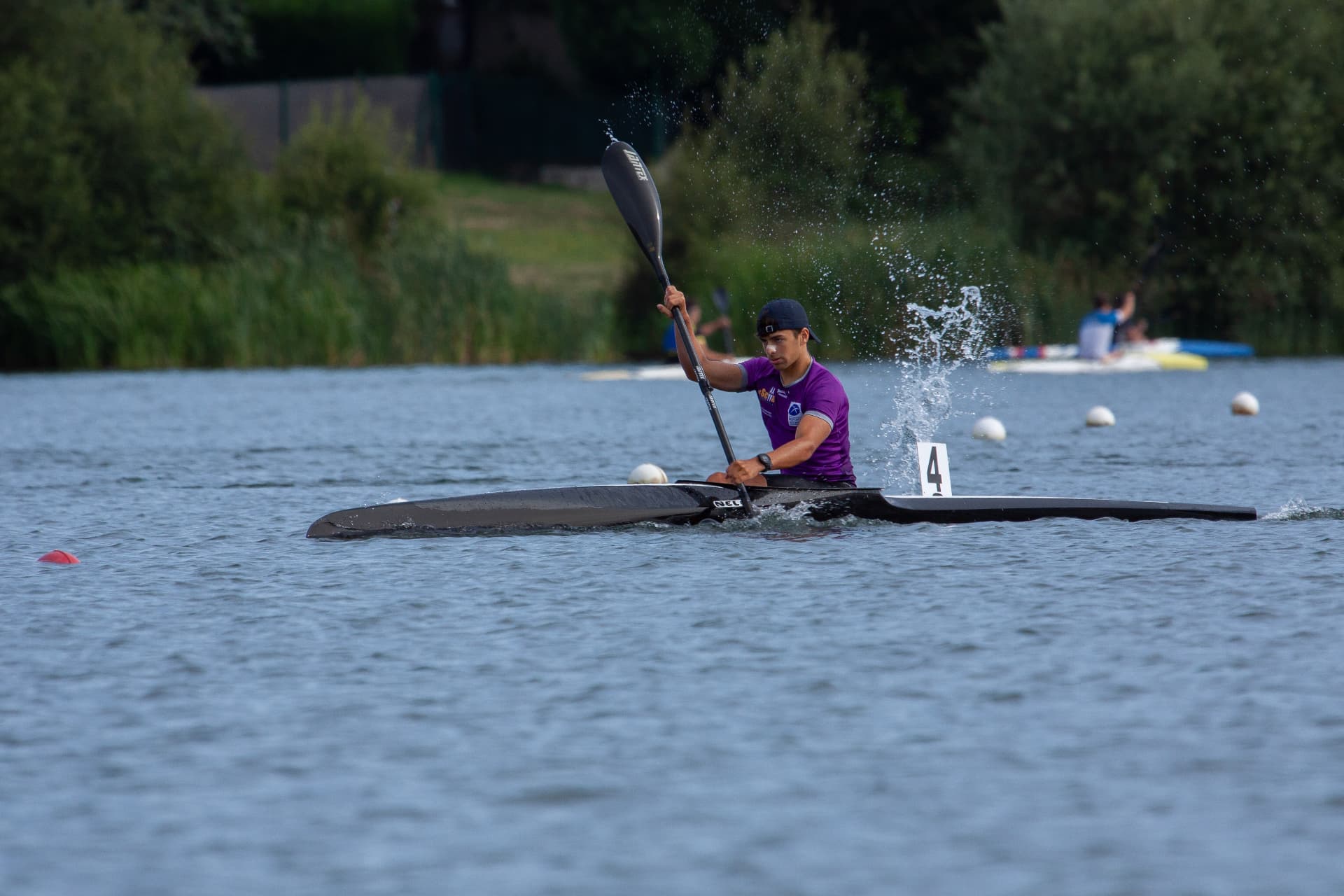 Mateo Alonso compitiendo en K1 con dorsal 4