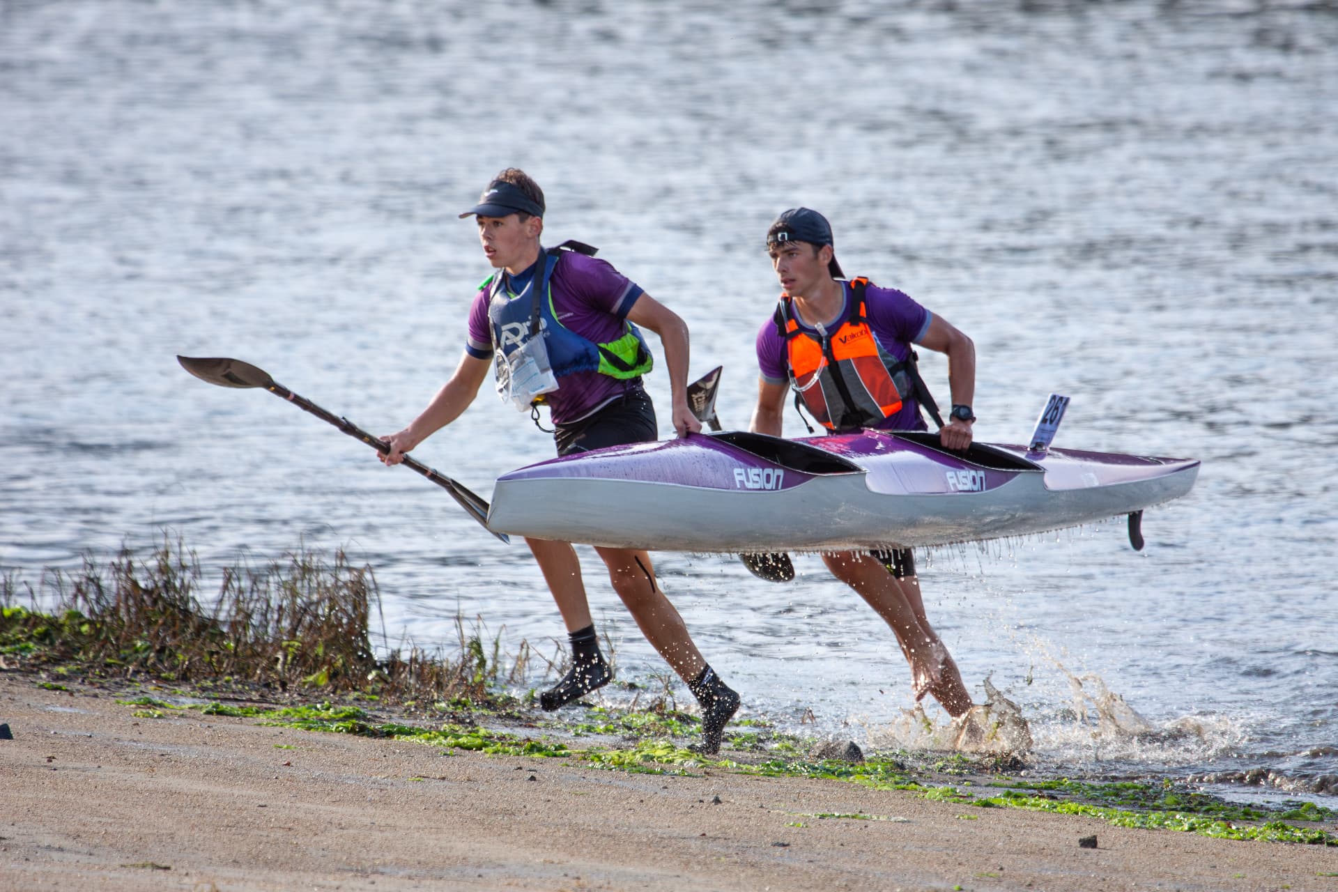 Mateo Alonso corriendo con la piragua en un porteo durante una maratón
