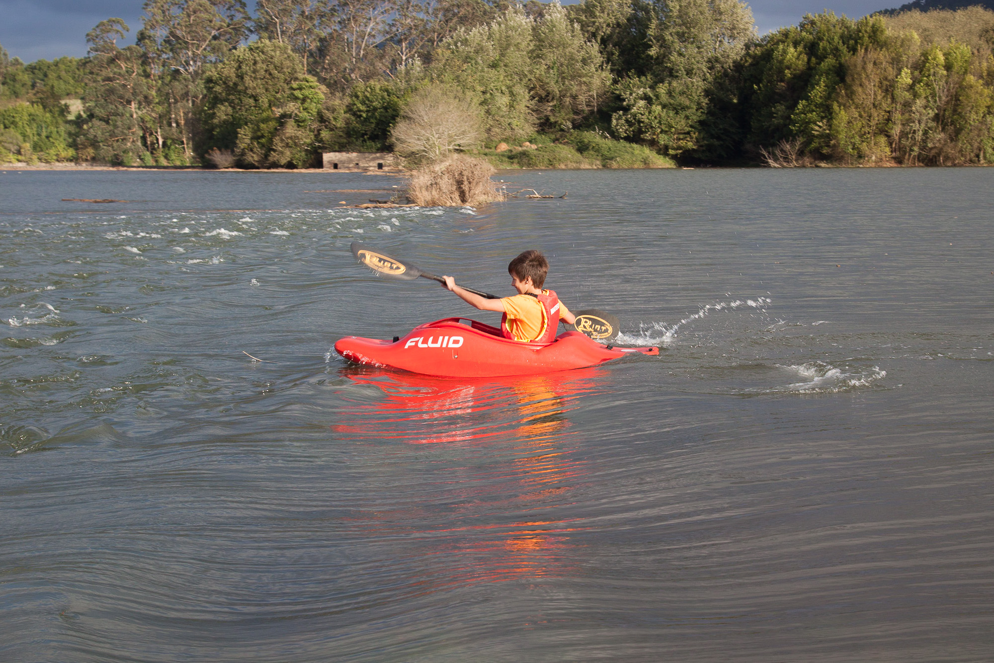 Mateo de niño remando en el río