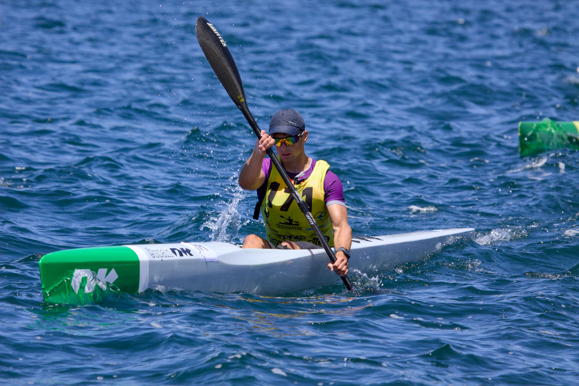 Mateo Alonso remando en K1 durante una competición en aguas abiertas