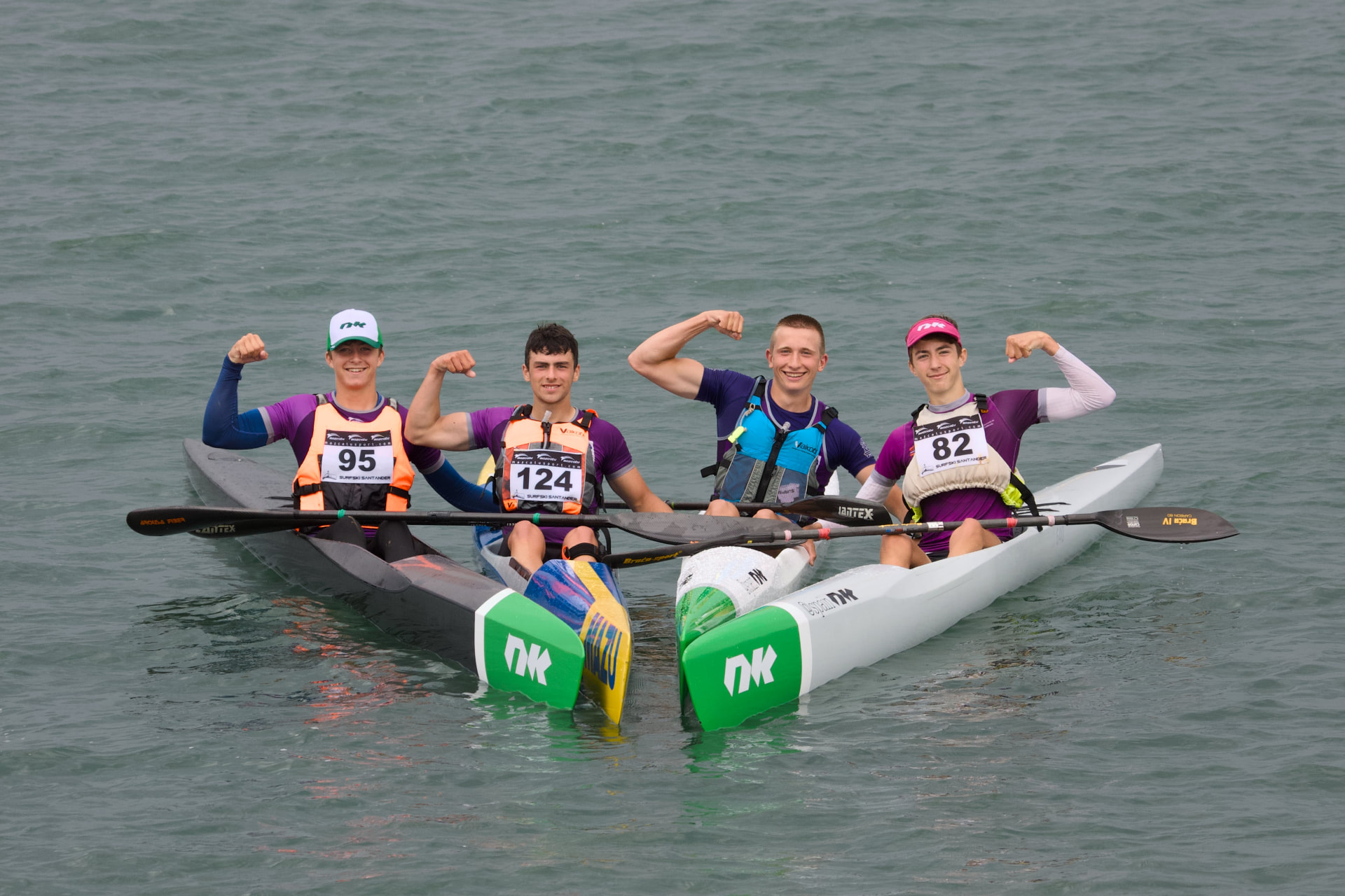Grupo de palistas de surfski tras la regata