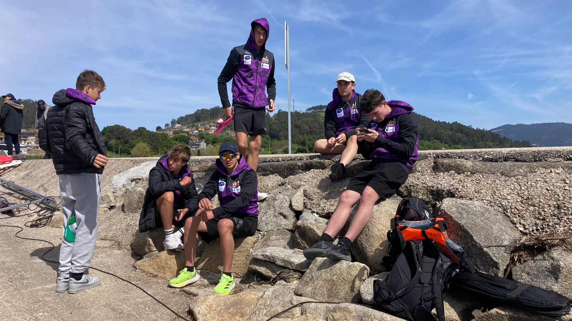 El equipo del club esperando antes de competir