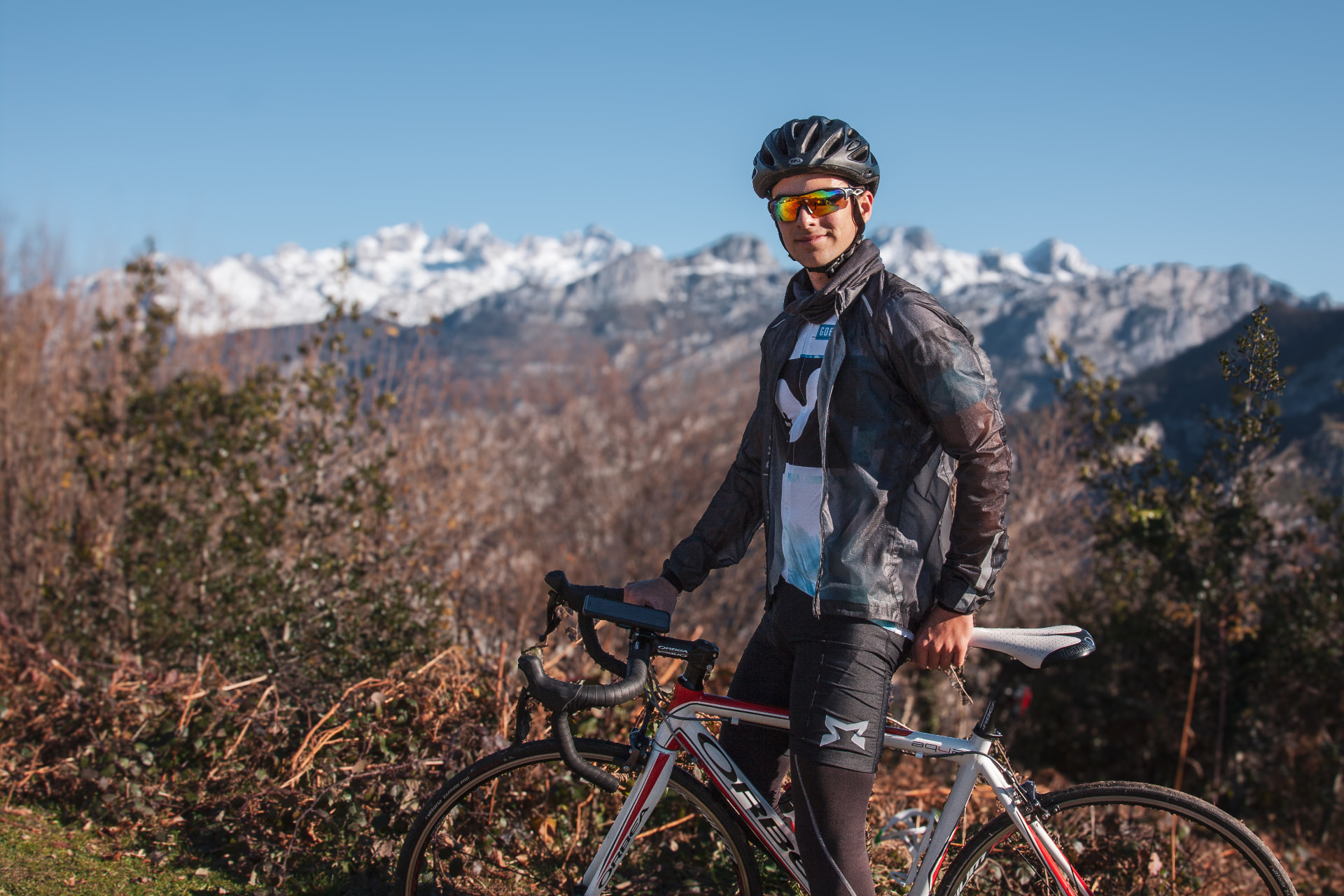 Mateo Alonso con su bicicleta en un paisaje de montaña