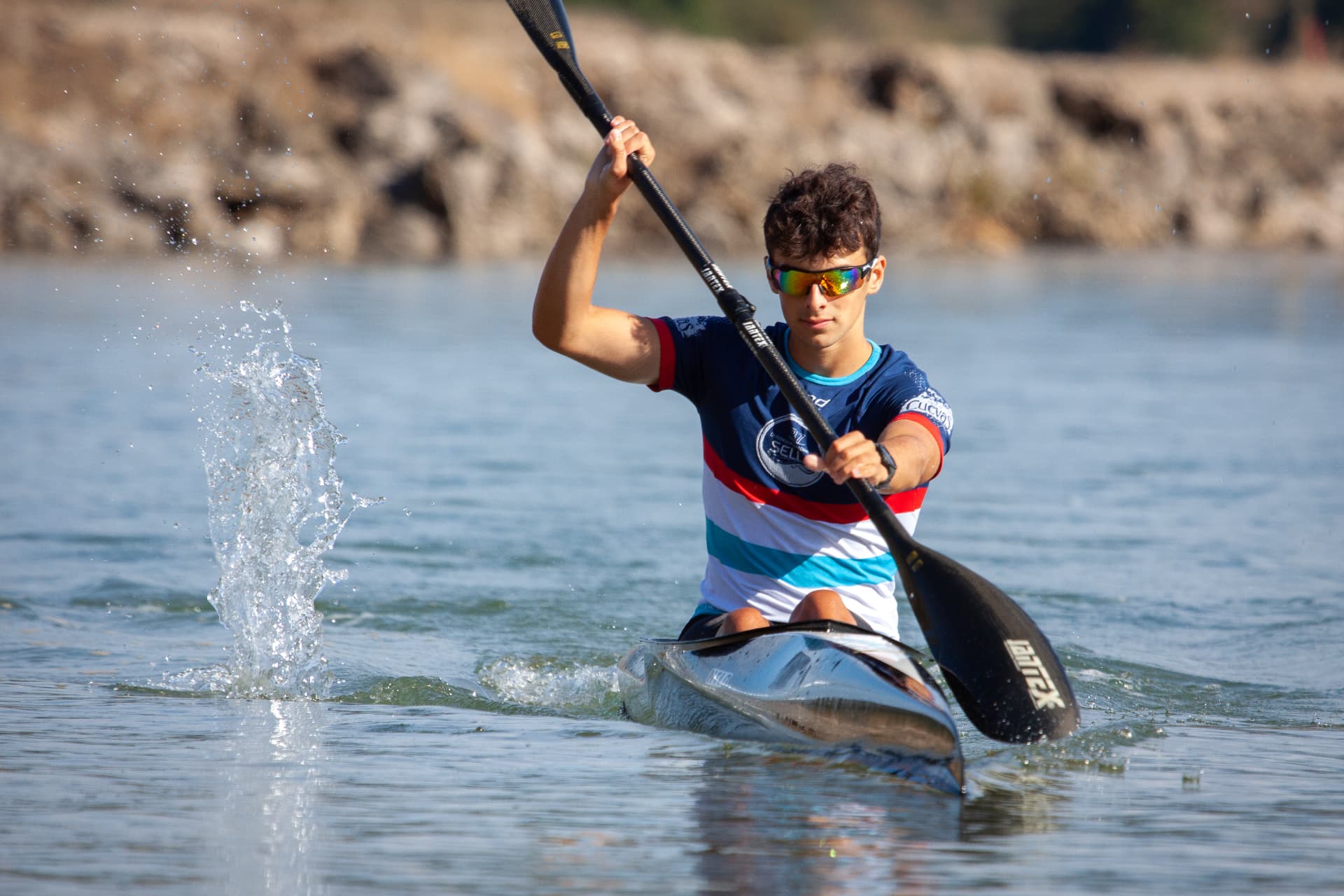 Mateo Alonso avanzando en el agua