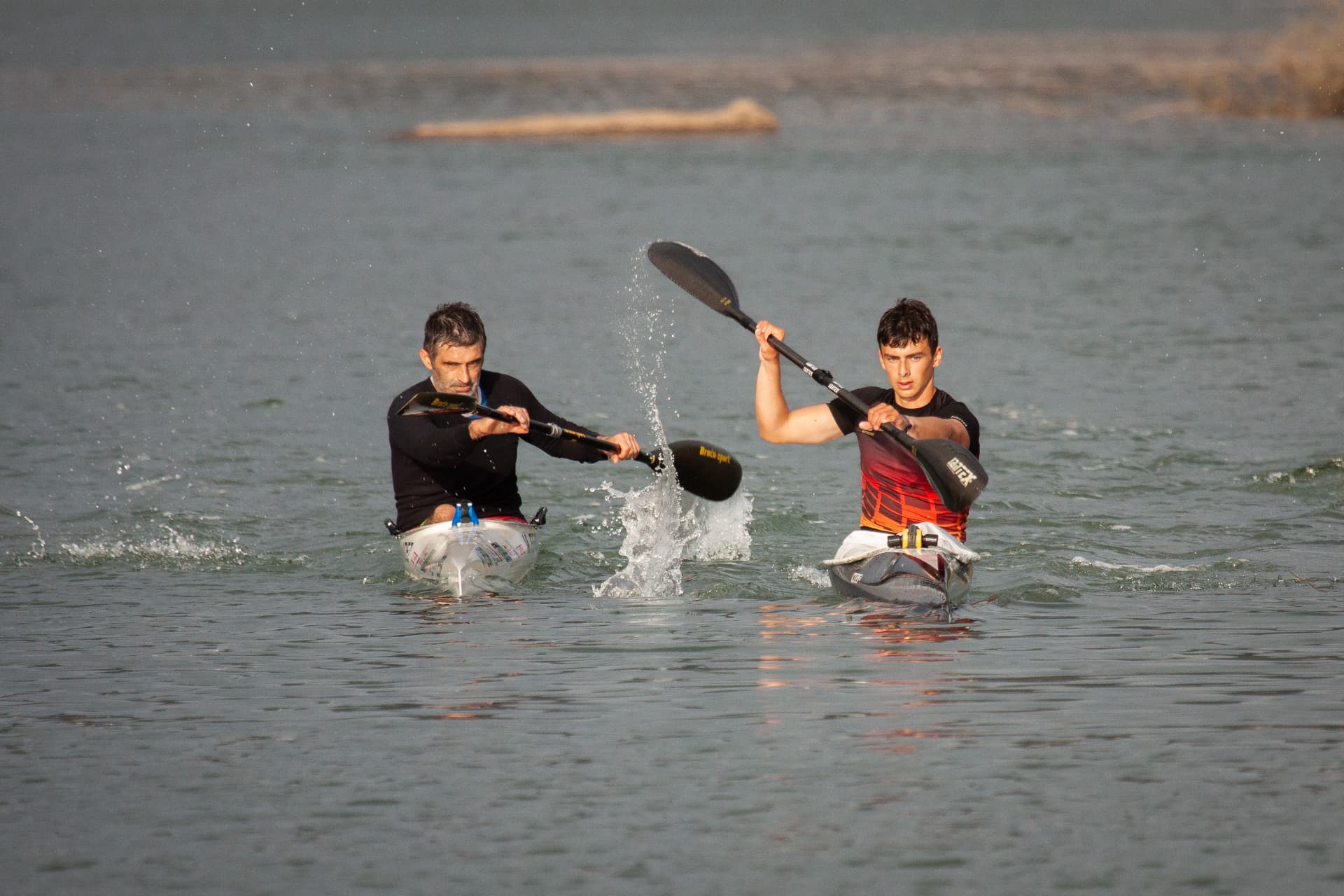 Mateo entrenando junto a otro palista