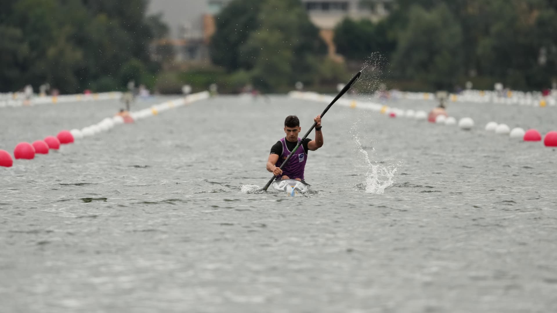 Mateo Alonso compitiendo en K1 200 metros en un campo de regatas