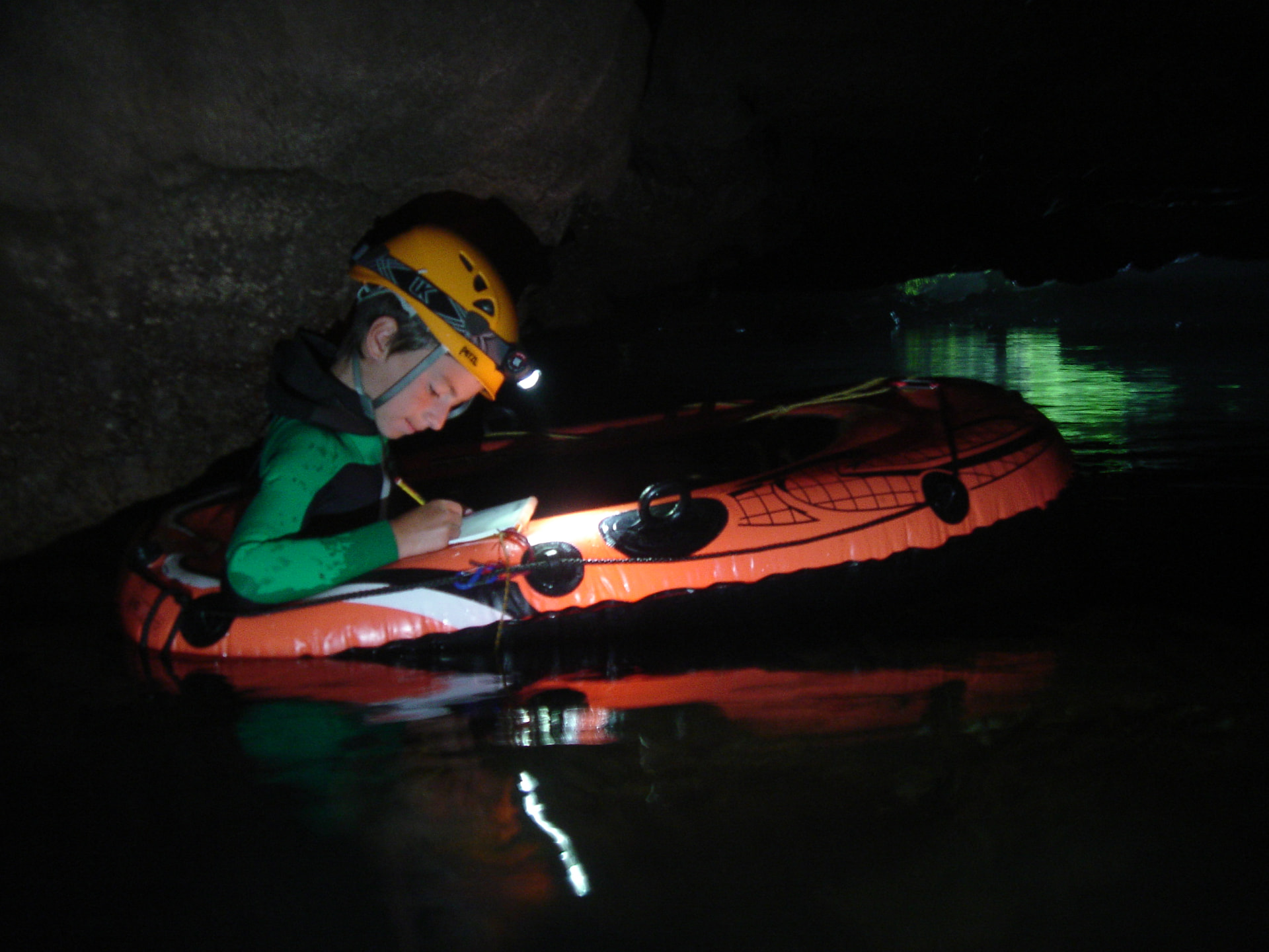 Mateo explorando una cueva en kayak